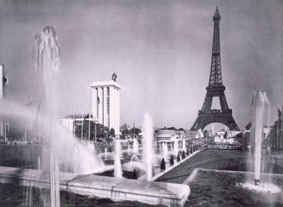 Los lagos ornamentales frente a la Torre Eiffel, durante la Exposición Internacional de París, 1937 de French Photographer